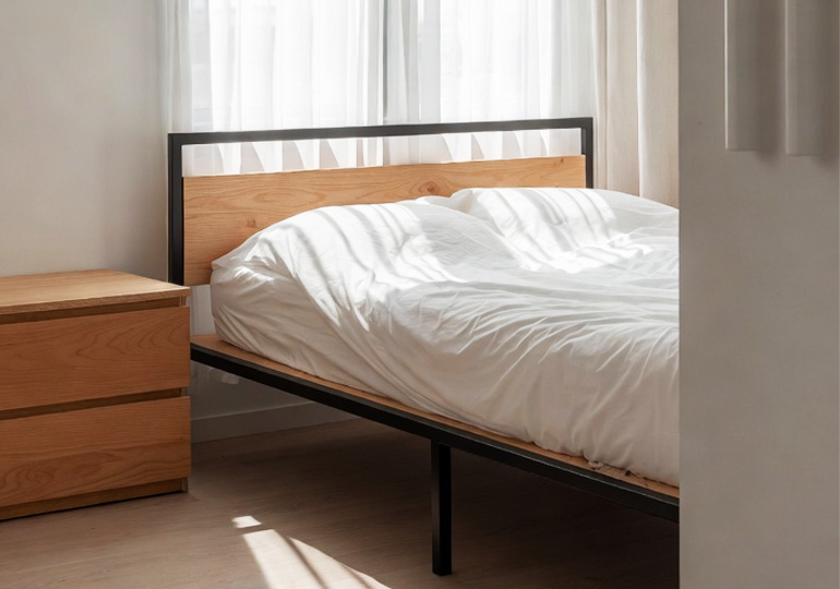 スチールのベッドフレーム